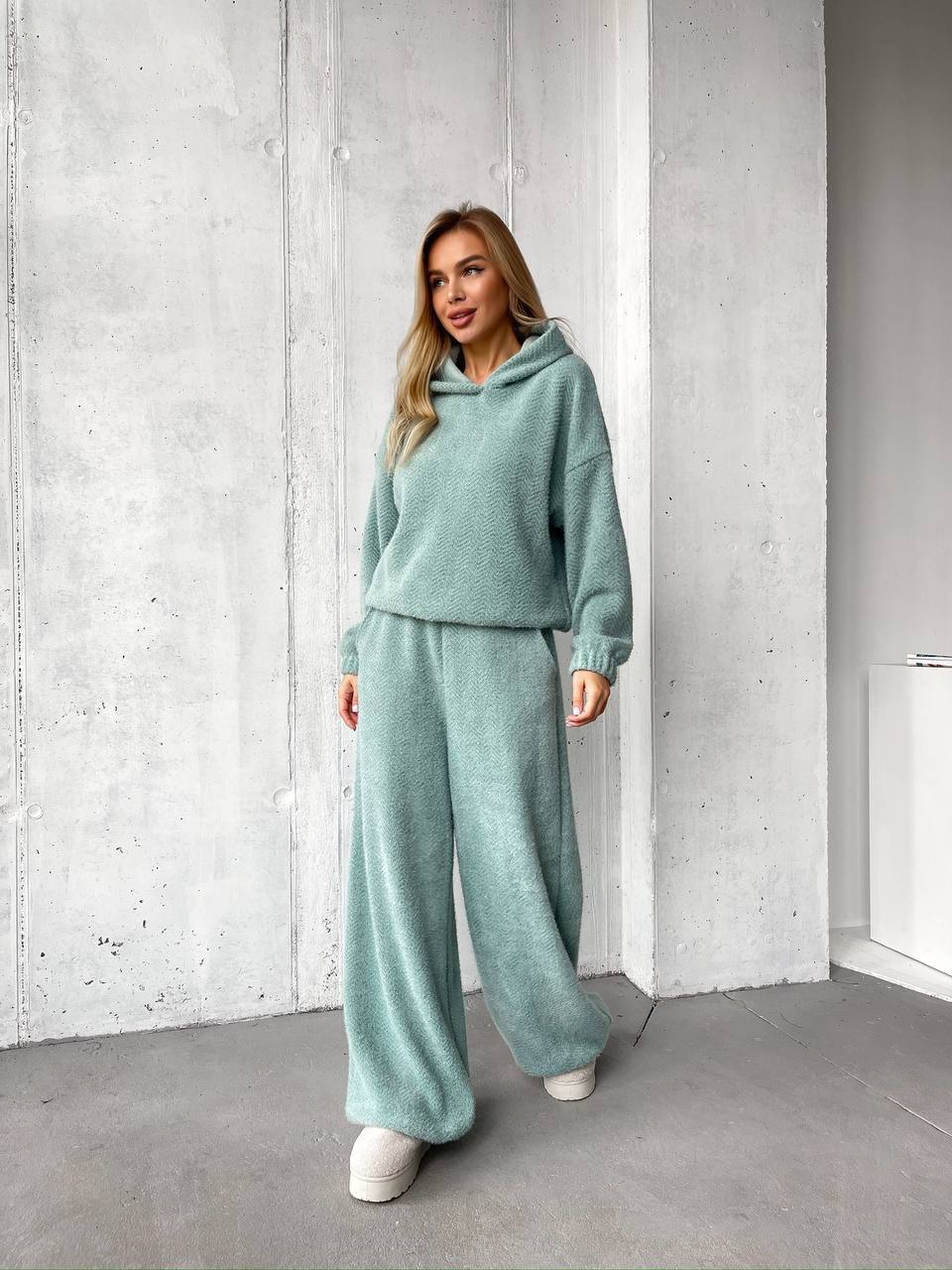 Теплий, ніжний та дуже зручний костюм з  капюшоном. Знизу регулюються за допомогою  куліски.
Штани палацо з кишенями, можна зробити джогерами
Тканина: альпака