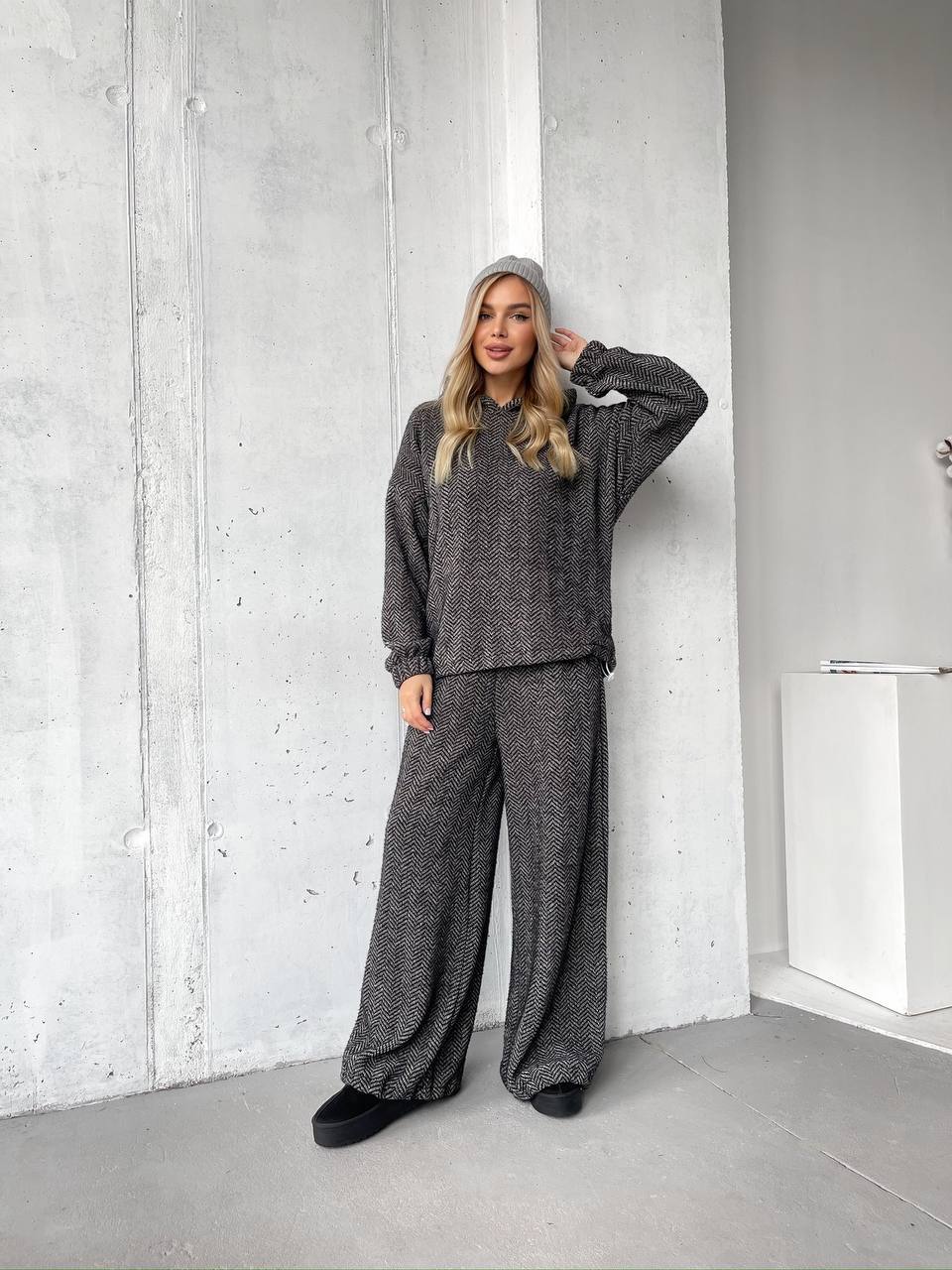 Теплий, ніжний та дуже зручний костюм з  капюшоном. Знизу регулюються за допомогою  куліски.
Штани палацо з кишенями, можна зробити джогерами
Тканина: альпака