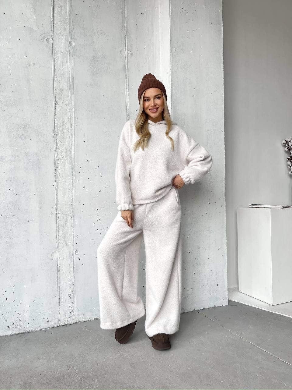 Теплий, ніжний та дуже зручний костюм з  капюшоном. Знизу регулюються за допомогою  куліски.
Штани палацо з кишенями, можна зробити джогерами
Тканина: альпака