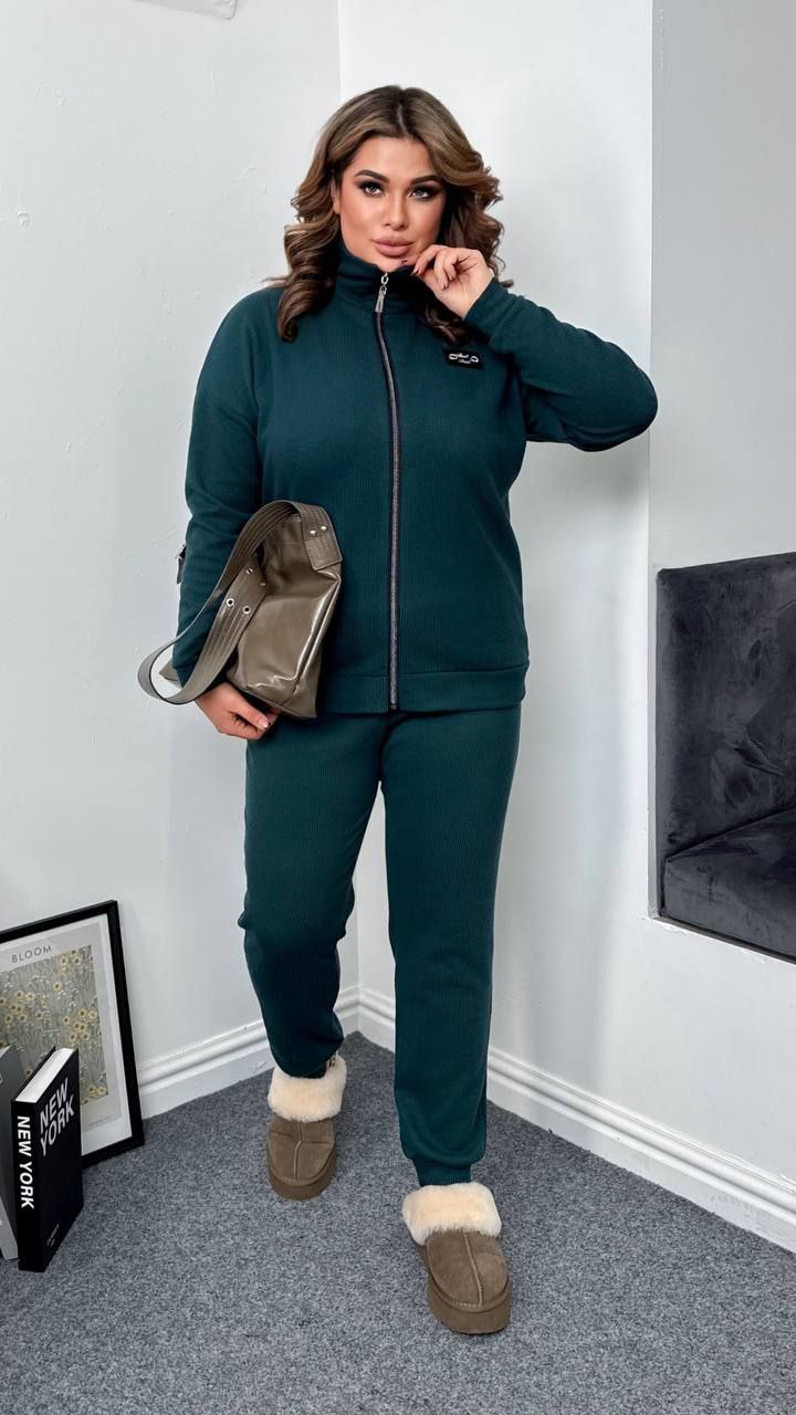 Костюм двійка
Тканина : ангора рубчик   ( гарно тягнеться ) 
Довжина кофта : 74 см..
Довжина рукава : 76 см. ( від горловини )
Довжина штанів : 106 см. Теплий костюм на холодну пору . Штани з високою посадкою , пояс на гумці , низ на манжеті . Кофта прямого покрою  , з стійкою , на блискавці  .