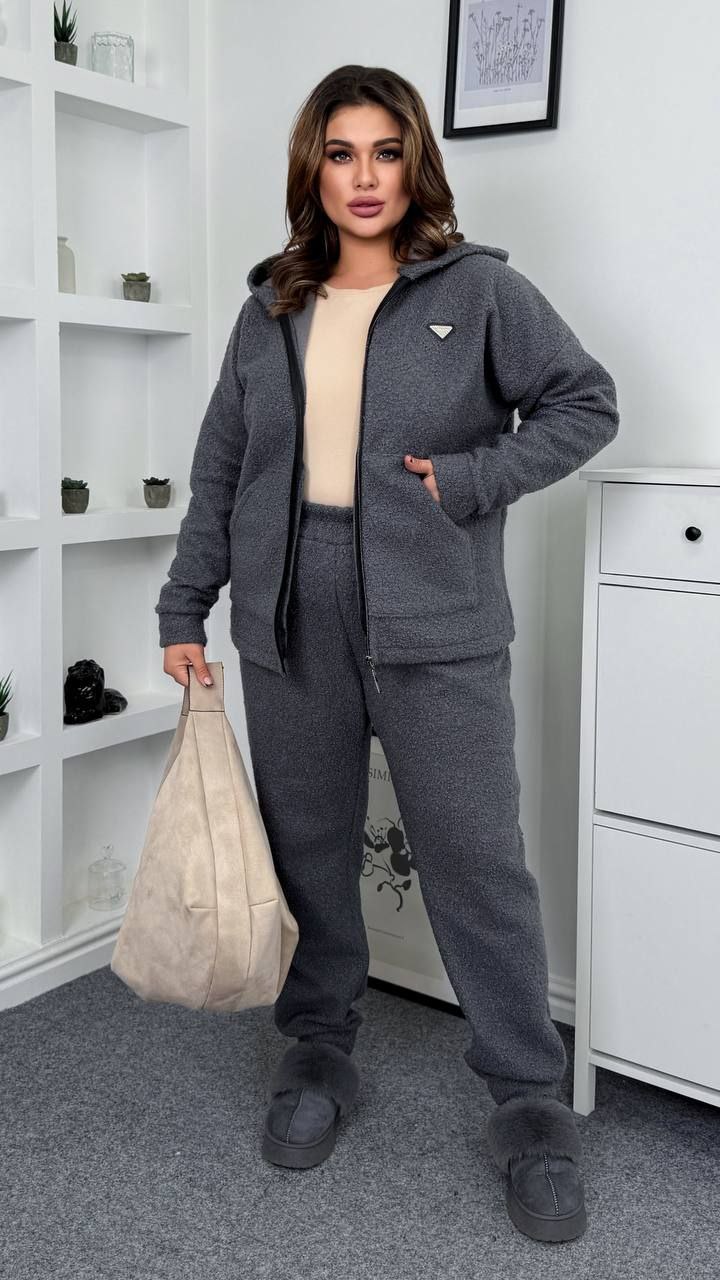 АКЦІЯ Костюм двійка
Тканина : еко баранчик на флісі ( гарно тягнеться )
Довжина бомбера : 73см
Довжина рукава : 76 см 
Довжина штанів : 110 см. 
Теплий костюм на холодну пору . Комбінований бомбер   на блискавці , з капюшоном . Штани з високою посадкою , пояс на гумці , бічні кишені .