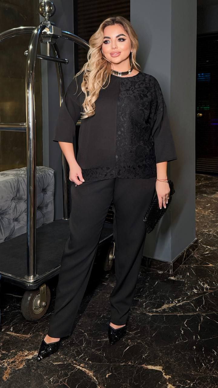 Костюм двійка
Тканина : креп - костюмка + гепюр 
Довжина кофта : 70 см..
Довжина рукава : 55 см. 
Довжина штанів : 110 см. Святковий  костюм двійка . Штани з високою посадкою , пояс на гумці . Кофта прямого покрою комбінована , рукав 3/4  .