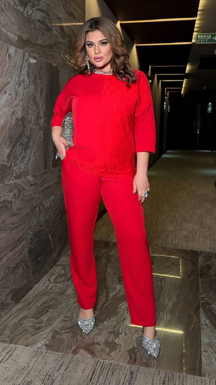 Костюм двійка
Тканина : креп - костюмка + гепюр 
Довжина кофта : 70 см..
Довжина рукава : 55 см. 
Довжина штанів : 110 см. Святковий  костюм двійка . Штани з високою посадкою , пояс на гумці . Кофта прямого покрою комбінована , рукав 3/4  .