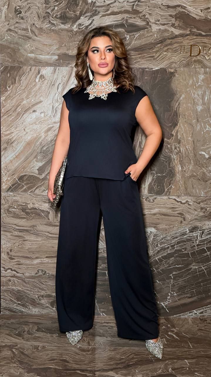 Костюм двійка 
Тканина : мікро дайвінг ( гарно тягнеться )  
Довжина кофта : 62 /72 см..
Довжина штанів : 110 см. Святковий  костюм двійка . Штани з високою посадкою , пояс на гумці . Кофта прямого покрою з заду подовжена .