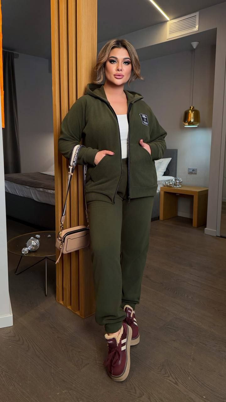 Костюм двійка
Тканина : дабл фліс полар  ( гарно тягнеться ) 
Довжина кофта : 70 см..
Довжина рукава : 75 см. ( від горловини )
Довжина штанів : 110 см. Теплий костюм на холодну пору . Штани з високою посадкою , пояс на гумці . Кофта прямого покрою  на блискавці , з капюшоном , кишені кенгуру .