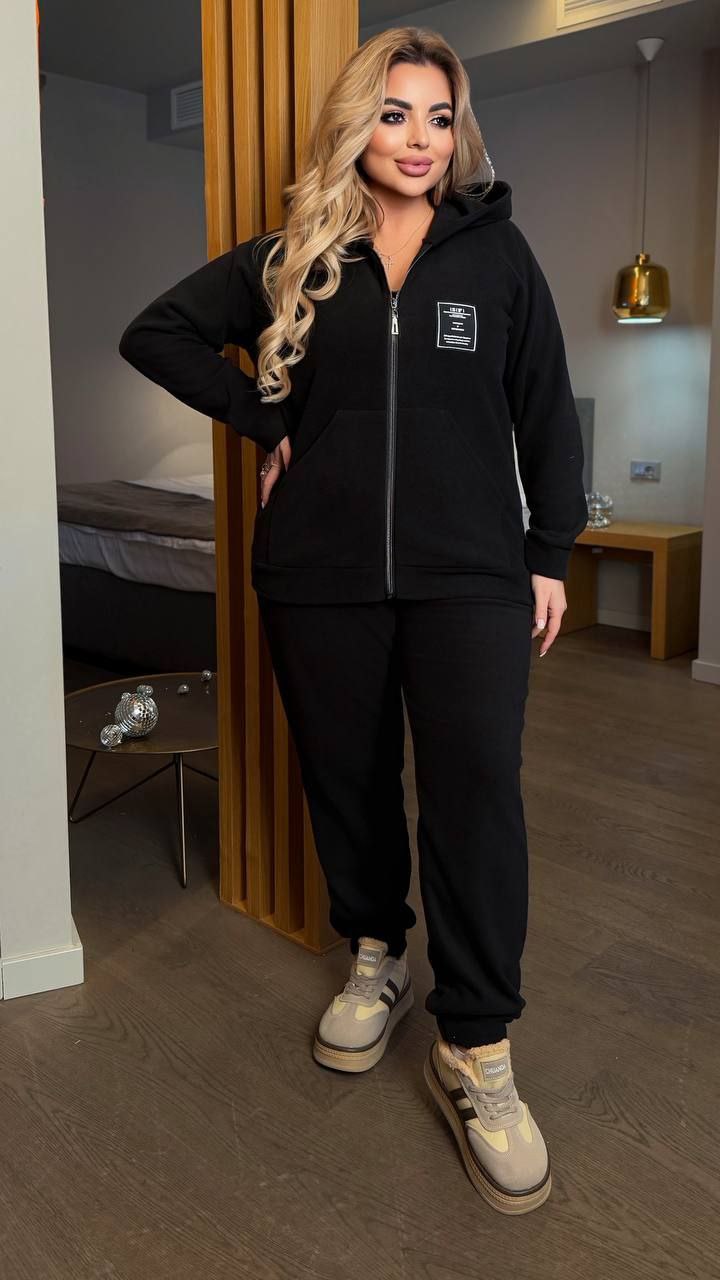 Костюм двійка
Тканина : дабл фліс полар  ( гарно тягнеться ) 
Довжина кофта : 70 см..
Довжина рукава : 75 см. ( від горловини )
Довжина штанів : 110 см. Теплий костюм на холодну пору . Штани з високою посадкою , пояс на гумці . Кофта прямого покрою  на блискавці , з капюшоном , кишені кенгуру .