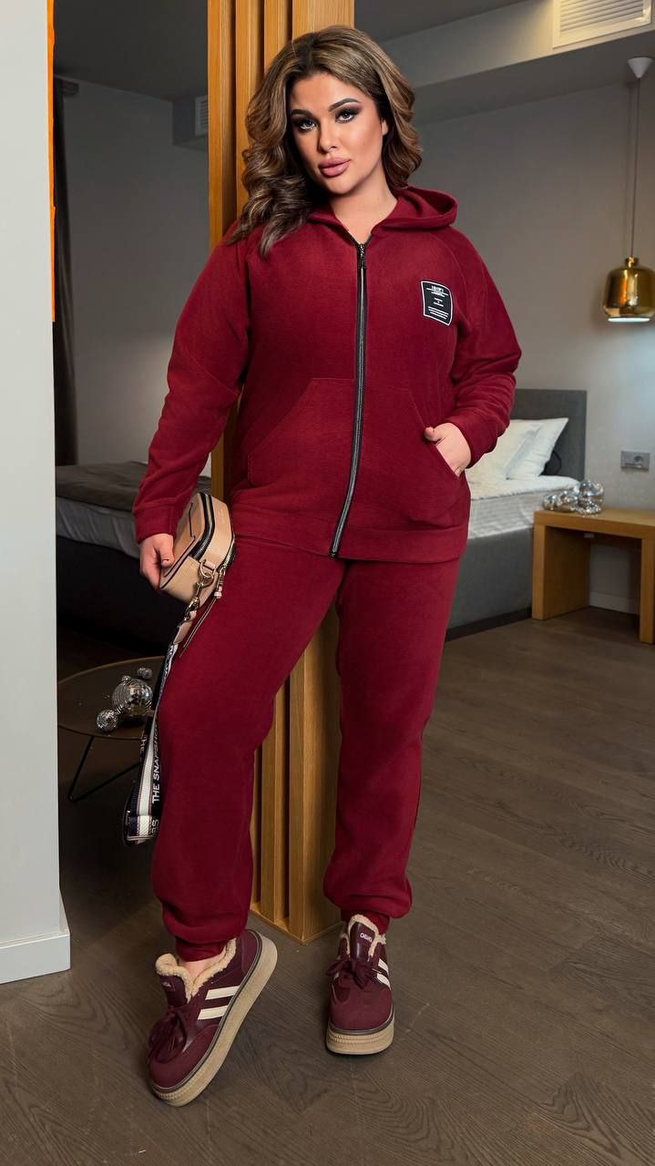 Костюм двійка
Тканина : дабл фліс полар  ( гарно тягнеться ) 
Довжина кофта : 70 см..
Довжина рукава : 75 см. ( від горловини )
Довжина штанів : 110 см. Теплий костюм на холодну пору . Штани з високою посадкою , пояс на гумці . Кофта прямого покрою  на блискавці , з капюшоном , кишені кенгуру .