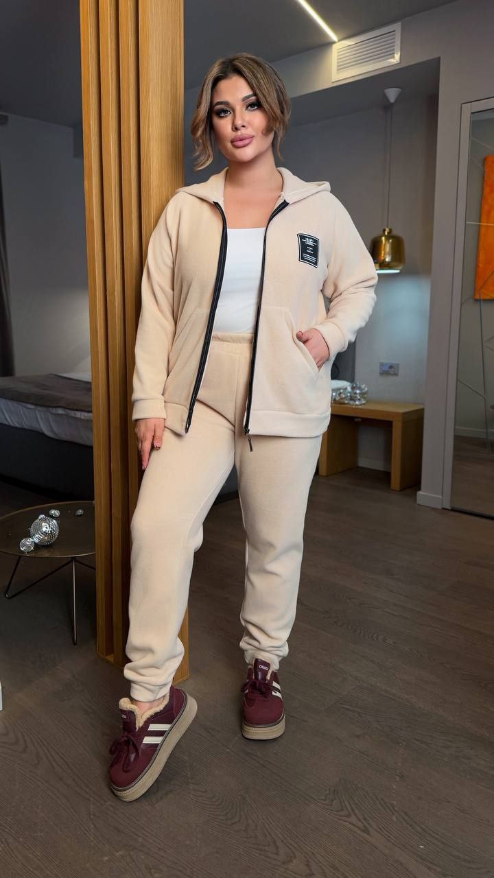 Костюм двійка
Тканина : дабл фліс полар  ( гарно тягнеться ) 
Довжина кофта : 70 см..
Довжина рукава : 75 см. ( від горловини )
Довжина штанів : 110 см. Теплий костюм на холодну пору . Штани з високою посадкою , пояс на гумці . Кофта прямого покрою  на блискавці , з капюшоном , кишені кенгуру .