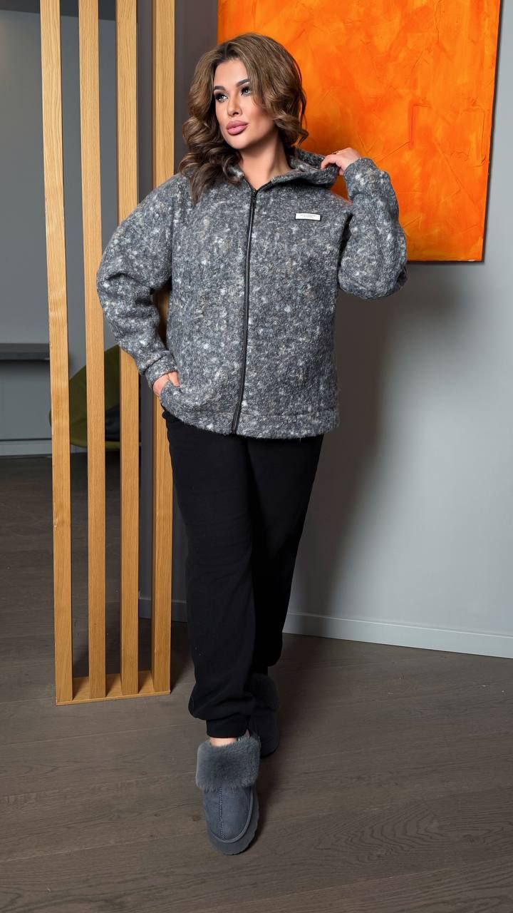 Костюм двійка
Тканина : дабл фліс полар + баранчик на флісі ( гарно тягнеться ) 
Довжина кофта : 75 см..
Довжина рукава : 77 см. ( від горловини )
Довжина штанів : 110 см. Теплий костюм на холодну пору . Штани з високою посадкою , пояс на гумці . Кофта прямого покрою  , з капюшоном .