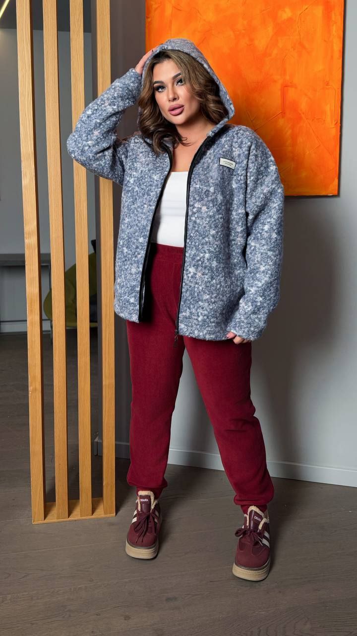 Костюм двійка
Тканина : дабл фліс полар + баранчик на флісі ( гарно тягнеться ) 
Довжина кофта : 75 см..
Довжина рукава : 77 см. ( від горловини )
Довжина штанів : 110 см. Теплий костюм на холодну пору . Штани з високою посадкою , пояс на гумці . Кофта прямого покрою  , з капюшоном .