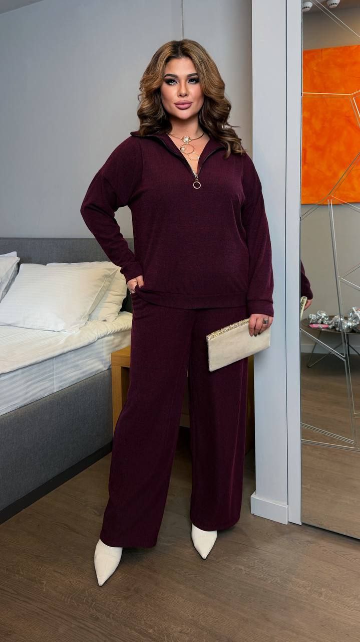 Костюм двійка
Тканина : ангора рубчик ( гарно тягнеться )  
Довжина кофта : 68 см..
Довжина рукава: 79 см.
Довжина штанів : 110 см. Стильний костюм двійка . Штани з високою посадкою , пояс на гумці . Кофта прямого покрою на манжеті , комір на блискавці .