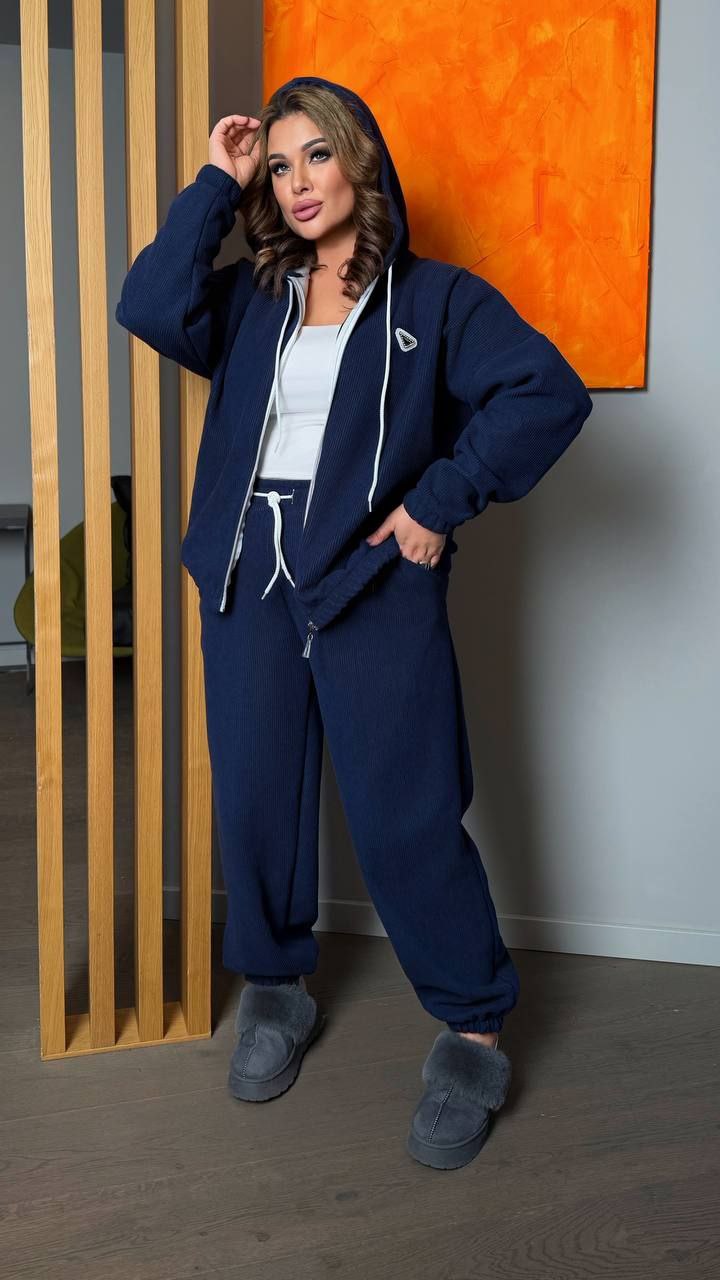 Костюм двійка
Тканина : вельвет на хутрі ( гарно тягнеться ) 
Довжина кофта : 74 см..
Довжина рукава : 80 см. ( від горловини )
Довжина штанів : 110 см. Теплий костюм на холодну пору . Штани з високою посадкою , пояс на гумці та шнуркі , низ на гумці . Кофта прямого покрою  , з капюшоном , на блискавці , низ рукава та кофти на гумці   .