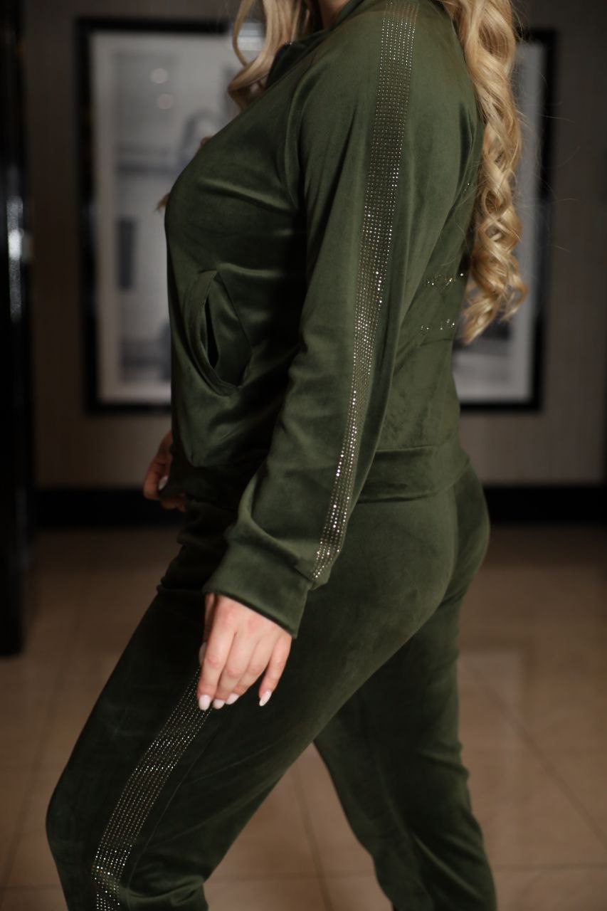 Весняні знижки.Велюровий костюм в стразах
Костюм 334
" надписи на  спине
 Тканина:    
Велюр гарної  якості + стрази  високої  якості  DMS.
Артикул: GARNA-600538