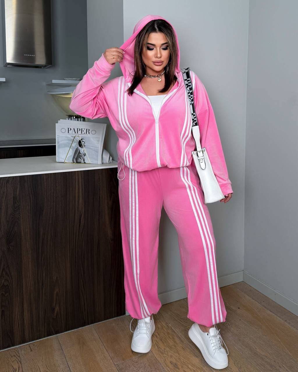 Новинка Костюм велюр
Костюм двійка Мод 7930
Тканина : велюр спорт  ( гарно тягнеться )  
Довжина кофта : 70 см..
Довжина рукава: 74 см.
Довжина штанів : 106 см Штани з високою посадкою , пояс на гумці  , ломпаси , бічні кишені , низ на фіксаторі . Кофта прямого покрою , з ломпасом , на блискавці , з капюшоном  низ на фіксаторі .
Артикул: GARNA-256463