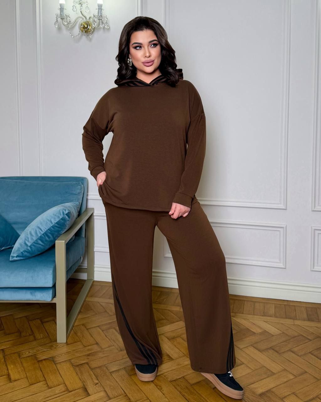 АКЦІЯ костюм трикотаж двонитка
Костюм двійка
Тканина костюма  : двонитка  ( гарна розтяжність )
Довжина кофти : 70 см.
Довжина рукава : 76 см. ( від горловини )
Довжина штанів : 110  см 
Стильний  костюм дійка -кофта + штани .  . Кофта прямого покрою низ на фіксаторі , капюшон з ломпасом  .  Штани з ломпасами , з високою посадкою  , пояс на гумці , з бічними кишенями  , низ на фіксаторі .
Артикул: GARNA-230982