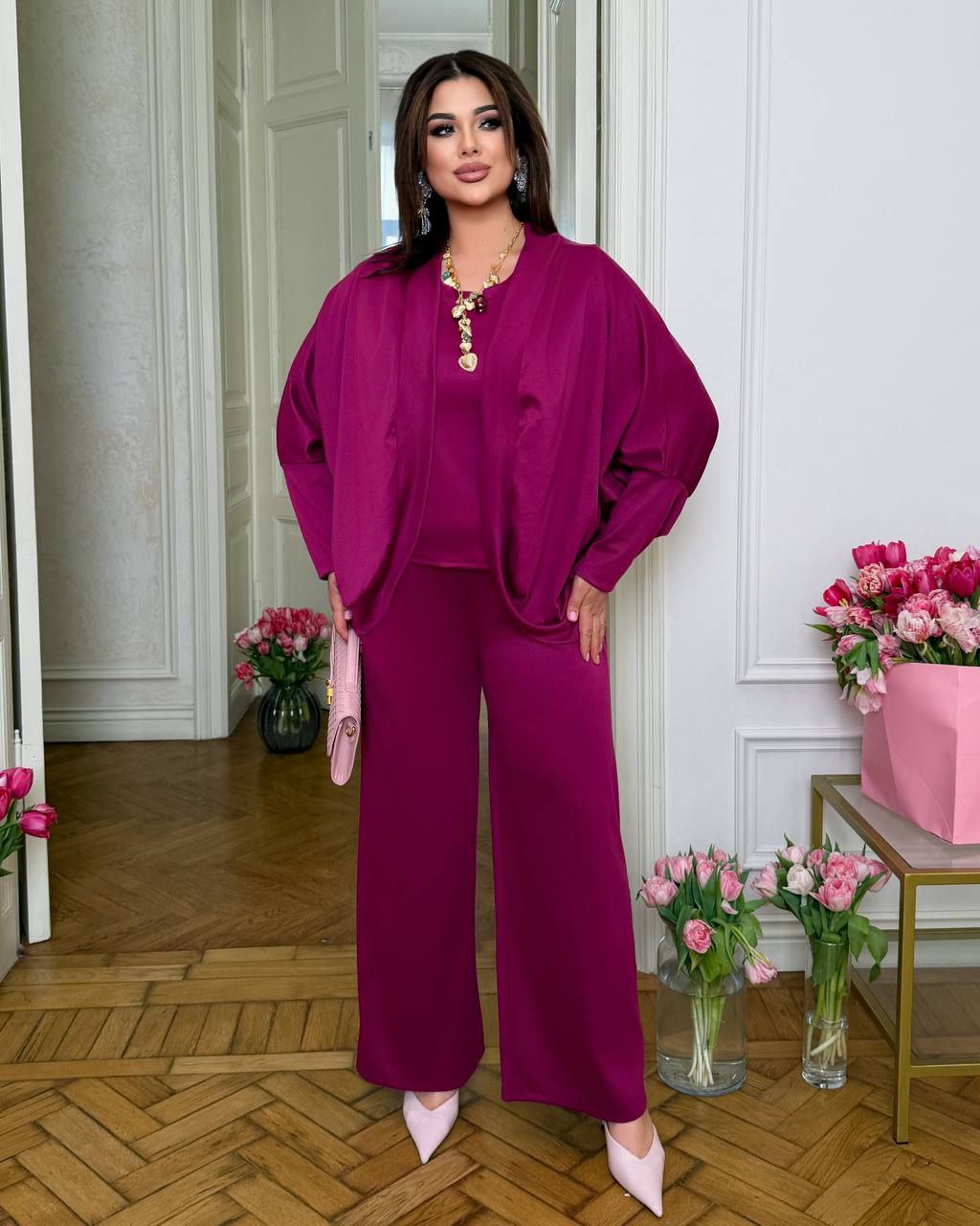 Костюм трикотаж
Костюм трійка
Тканина : євро трикотаж   ( гарна розтяжність )
Довжина кардигана   : 70 см. 
Довжина рукава : 76 см 
Довжина футболка  : 62 см.
Довжина рукава : 26 см. 
Довжина штанів : 108 см 
Стильний  костюм трійка - кардиган + футболка + штани . Футболка прямого покрою , кардиган вільного покрою   .  Штани з високою посадкою  , пояс на гумці , з бічними кишенями  .
Артикул: GARNA-236474