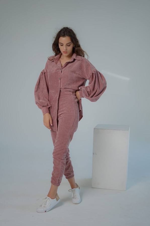 Знижки Костюм вельвет
КОСТЮМ
Сорочка арт 327
матеріал - вельвет на бавовняній основі, Довжина 79см, довжина рукава від шиї 74см.
штани високої посадки, Довжина по швам: 98/71 см , в боці потайна блискавка. Пояс пощаду на широкій резинці.
Артикул: GARNA-583466