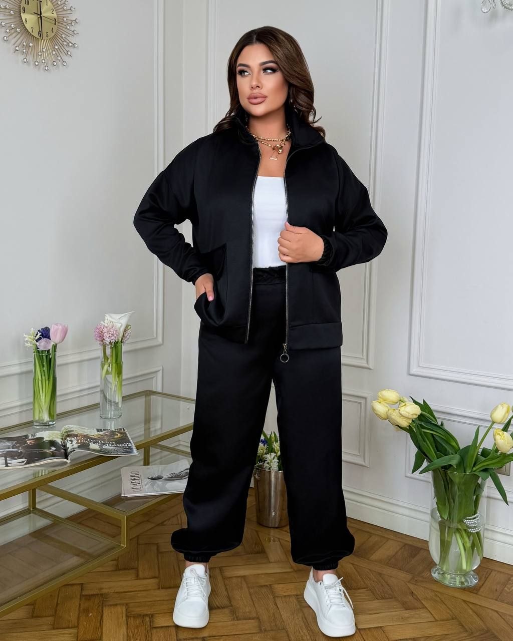 Костюм мікровельвет
Костюм двійка Мод № 8002
Тканина : мікро вельвет 
Довжина бомбера  : 75 см..
Довжина рукава: 75 см. ( від горловини ) 
Довжина джогерів  : 106 см.  Джогери   з високою посадкою , пояс на гумці  , бічні кишені , низ на гумці   . Бомбер  прямого покрою , з кишенями , комір стійка  ,   на блискавці  .
Артикул: GARNA-521322