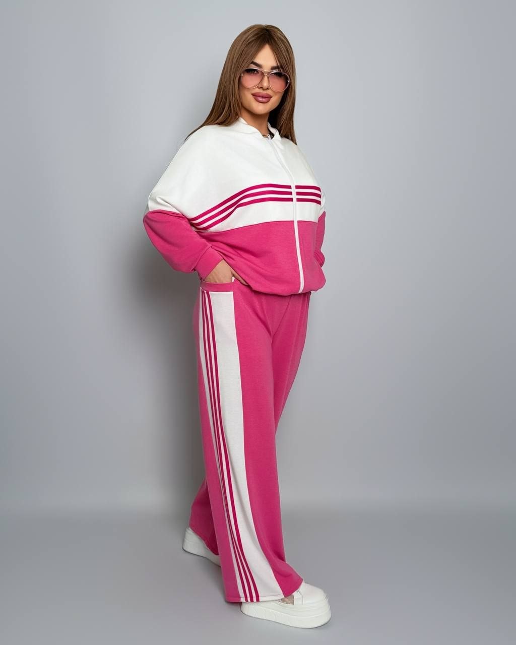 Костюм двонитка
Костюм двійка Мод № 7984
Тканина : двонитка  ( гарно тягнеться ) 
Довжина кофта : 72 см..
Довжина рукава: 75 см. ( від горловини ) 
Довжина штанів : 106 см Штани з ломпасом , з високою посадкою , пояс на гумці  , бічні кишені  . Кофта прямого покрою , з ломпасом , низ на фіксаторі ,   на блискавці  .
Артикул: GARNA-679304