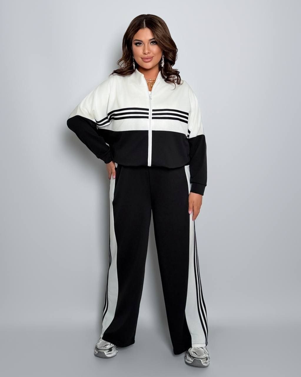 Костюм двонитка
Костюм двійка Мод № 7984
Тканина : двонитка  ( гарно тягнеться ) 
Довжина кофта : 72 см..
Довжина рукава: 75 см. ( від горловини ) 
Довжина штанів : 106 см Штани з ломпасом , з високою посадкою , пояс на гумці  , бічні кишені  . Кофта прямого покрою , з ломпасом , низ на фіксаторі ,   на блискавці  .
Артикул: GARNA-911863