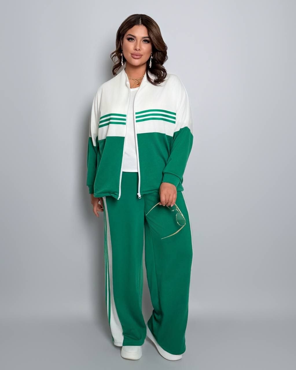 Костюм двонитка
Костюм двійка Мод № 7984
Тканина : двонитка  ( гарно тягнеться ) 
Довжина кофта : 72 см..
Довжина рукава: 75 см. ( від горловини ) 
Довжина штанів : 106 см Штани з ломпасом , з високою посадкою , пояс на гумці  , бічні кишені  . Кофта прямого покрою , з ломпасом , низ на фіксаторі ,   на блискавці  .
Артикул: GARNA-920778