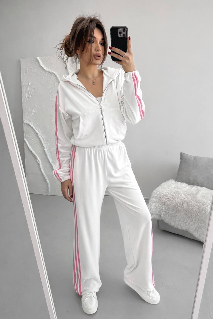 Велюровый костюм
Велюровий плюшевий костюм двійка  с лампасами:
дуже приємний та м‘який;
кофта з капюшоном, карманом, на змійці, низ на резинці; 
штани з кишенями, з внутрішньою затяжкою,низ регулюється затяжками;
талія на простроченій резинці
Артикул: GARNA-170616