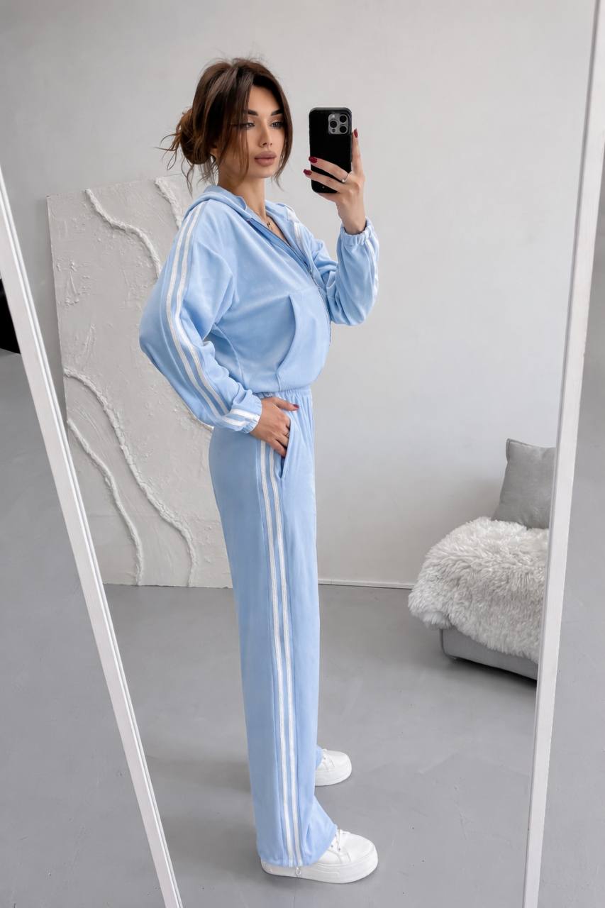 Велюровый костюм
Велюровий плюшевий костюм двійка  с лампасами:
дуже приємний та м‘який;
кофта з капюшоном, карманом, на змійці, низ на резинці; 
штани з кишенями, з внутрішньою затяжкою,низ регулюється затяжками;
талія на простроченій резинці
Артикул: GARNA-727902