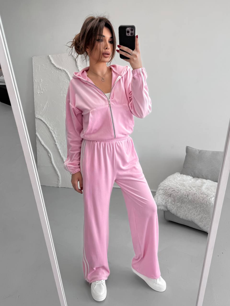 Велюровый костюм
Велюровий плюшевий костюм двійка  с лампасами:
дуже приємний та м‘який;
кофта з капюшоном, карманом, на змійці, низ на резинці; 
штани з кишенями, з внутрішньою затяжкою,низ регулюється затяжками;
талія на простроченій резинці
Артикул: GARNA-486028