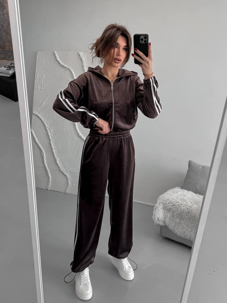 Велюровый костюм
Велюровий плюшевий костюм двійка  с лампасами:
дуже приємний та м‘який;
кофта з капюшоном, карманом, на змійці, низ на резинці; 
штани з кишенями, з внутрішньою затяжкою,низ регулюється затяжками;
талія на простроченій резинці
Артикул: GARNA-500446