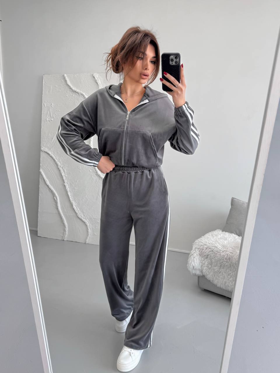 Велюровый костюм
Велюровий плюшевий костюм двійка  с лампасами:
дуже приємний та м‘який;
кофта з капюшоном, карманом, на змійці, низ на резинці; 
штани з кишенями, з внутрішньою затяжкою,низ регулюється затяжками;
талія на простроченій резинці
Артикул: GARNA-721886