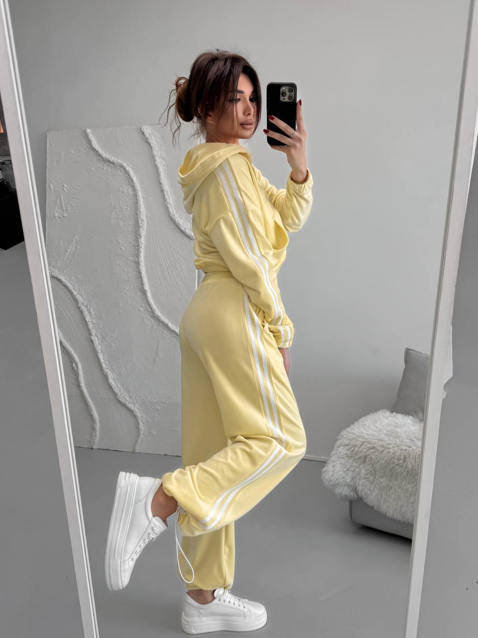 Велюровый костюм
Велюровий плюшевий костюм двійка  с лампасами:
дуже приємний та м‘який;
кофта з капюшоном, карманом, на змійці, низ на резинці; 
штани з кишенями, з внутрішньою затяжкою,низ регулюється затяжками;
талія на простроченій резинці
Артикул: GARNA-935491