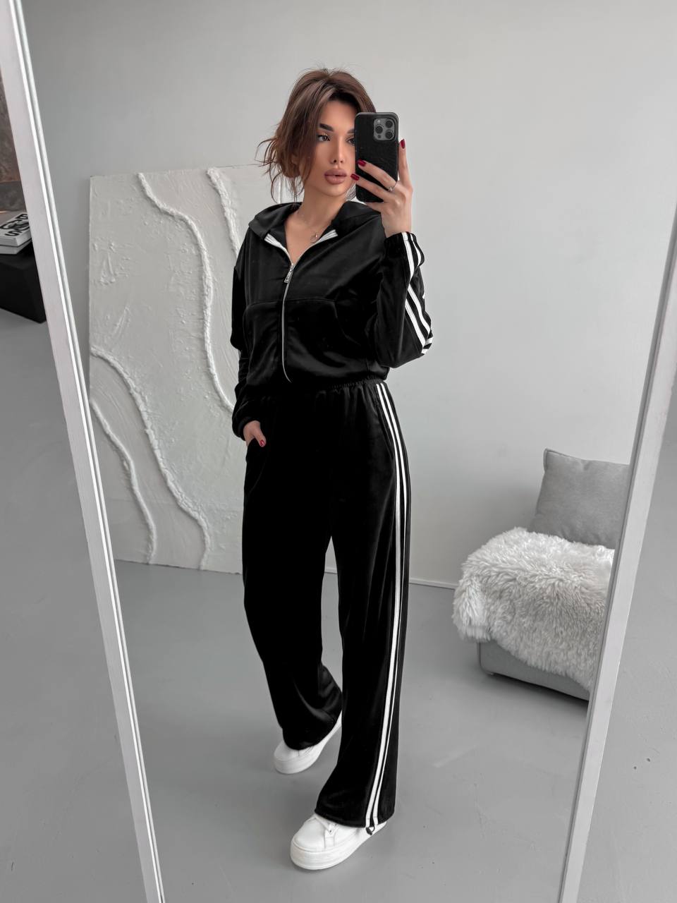 Велюровый костюм
Велюровий плюшевий костюм двійка  с лампасами:
дуже приємний та м‘який;
кофта з капюшоном, карманом, на змійці, низ на резинці; 
штани з кишенями, з внутрішньою затяжкою,низ регулюється затяжками;
талія на простроченій резинці
Артикул: GARNA-528922