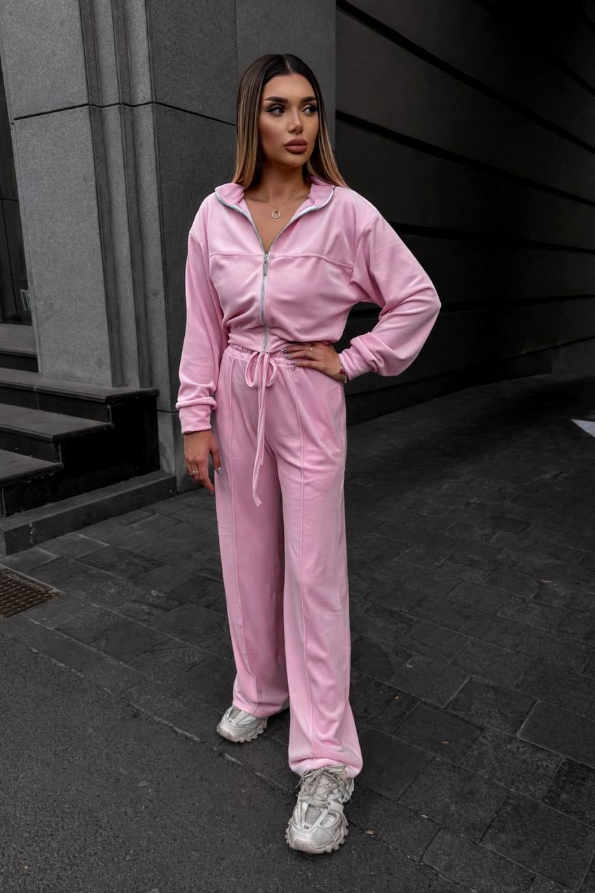 Велюровый костюм
Трендовий велюровий костюм двійка: 
•кофта з стойкою, з спущеним  рукавом, з кокеткою обробленою строчкою, на дорогий змійці, пояс на манжеті;
•брюки розширені, з високою посадкою, з кишенями, з стрілками, пояс на простроченій резинці з завʼязкою
Артикул: GARNA-754420