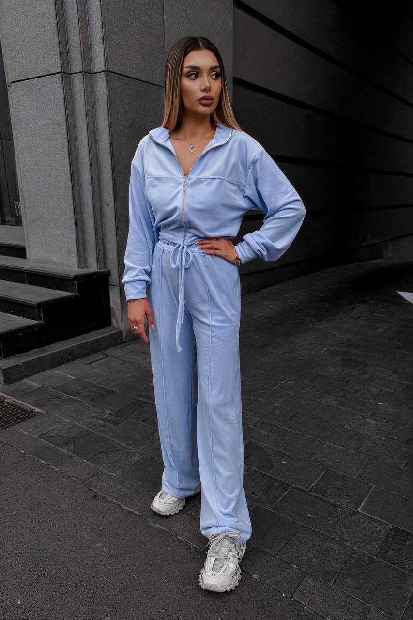 Велюровый костюм
Трендовий велюровий костюм двійка: 
•кофта з стойкою, з спущеним  рукавом, з кокеткою обробленою строчкою, на дорогий змійці, пояс на манжеті;
•брюки розширені, з високою посадкою, з кишенями, з стрілками, пояс на простроченій резинці з завʼязкою
Артикул: GARNA-493774