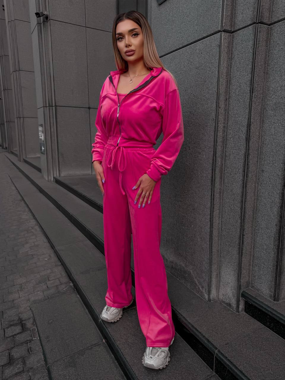 Велюровый костюм
Трендовий велюровий костюм двійка: 
•кофта з стойкою, з спущеним  рукавом, з кокеткою обробленою строчкою, на дорогий змійці, пояс на манжеті;
•брюки розширені, з високою посадкою, з кишенями, з стрілками, пояс на простроченій резинці з завʼязкою
Артикул: GARNA-886819