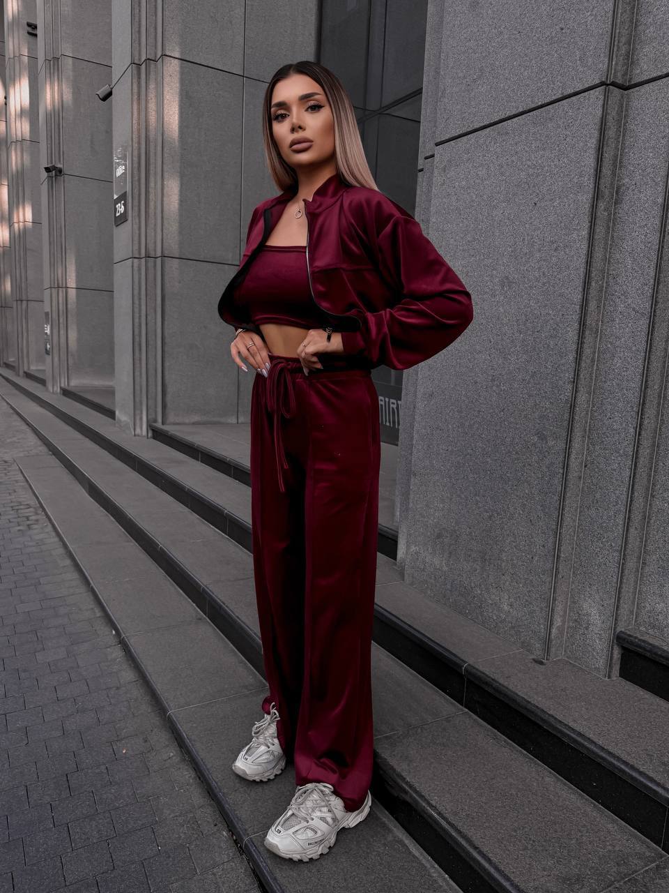 Велюровый костюм
Трендовий велюровий костюм двійка: 
•кофта з стойкою, з спущеним  рукавом, з кокеткою обробленою строчкою, на дорогий змійці, пояс на манжеті;
•брюки розширені, з високою посадкою, з кишенями, з стрілками, пояс на простроченій резинці з завʼязкою
Артикул: GARNA-592881