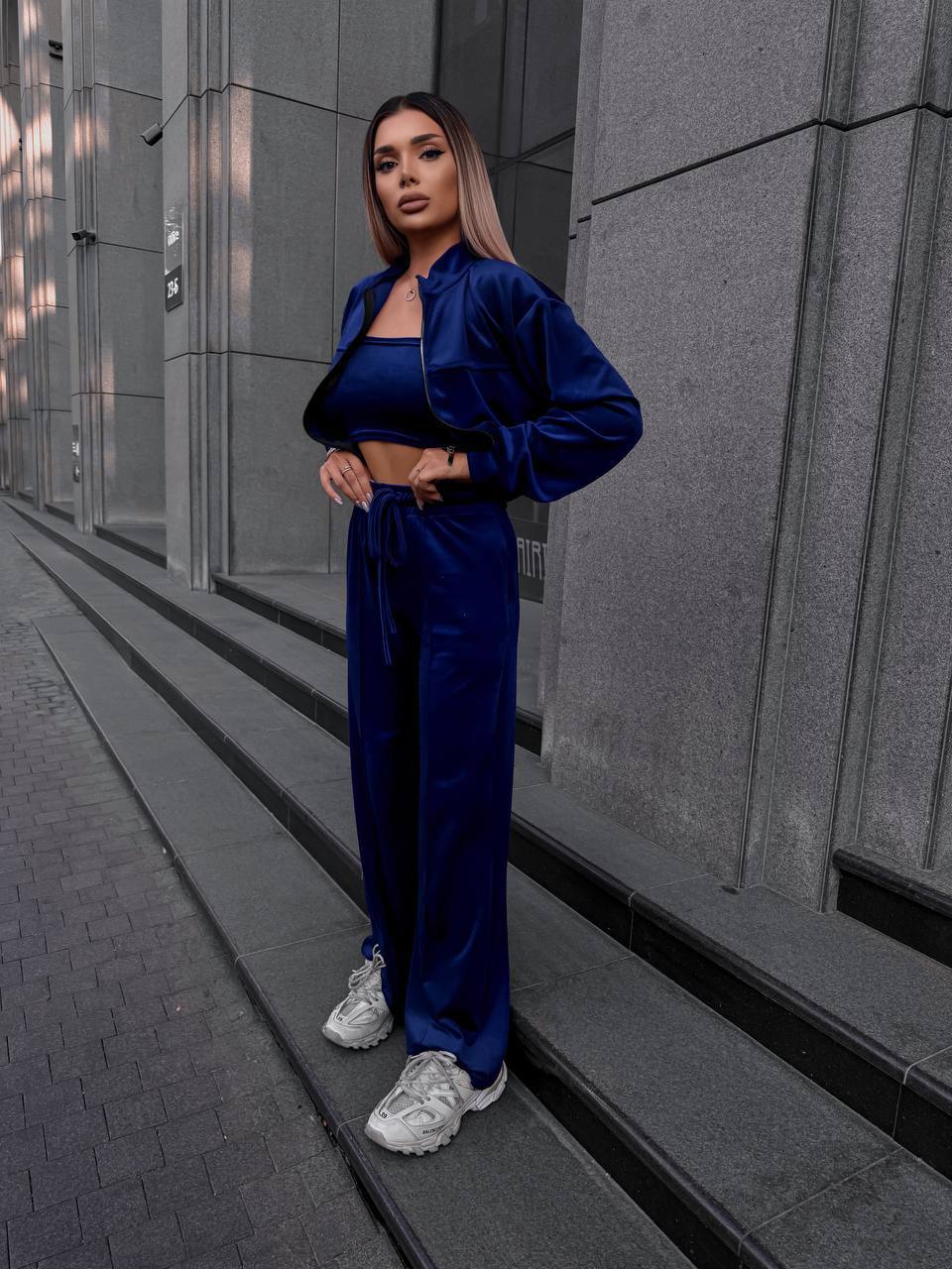 Велюровый костюм
Трендовий велюровий костюм двійка: 
•кофта з стойкою, з спущеним  рукавом, з кокеткою обробленою строчкою, на дорогий змійці, пояс на манжеті;
•брюки розширені, з високою посадкою, з кишенями, з стрілками, пояс на простроченій резинці з завʼязкою
Артикул: GARNA-227273