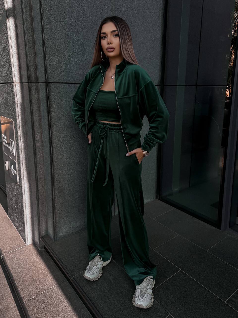 Велюровый костюм
Трендовий велюровий костюм двійка: 
•кофта з стойкою, з спущеним  рукавом, з кокеткою обробленою строчкою, на дорогий змійці, пояс на манжеті;
•брюки розширені, з високою посадкою, з кишенями, з стрілками, пояс на простроченій резинці з завʼязкою
Артикул: GARNA-591144