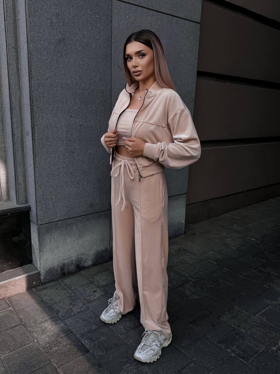 Велюровый костюм
Трендовий велюровий костюм двійка: 
•кофта з стойкою, з спущеним  рукавом, з кокеткою обробленою строчкою, на дорогий змійці, пояс на манжеті;
•брюки розширені, з високою посадкою, з кишенями, з стрілками, пояс на простроченій резинці з завʼязкою
Артикул: GARNA-279179