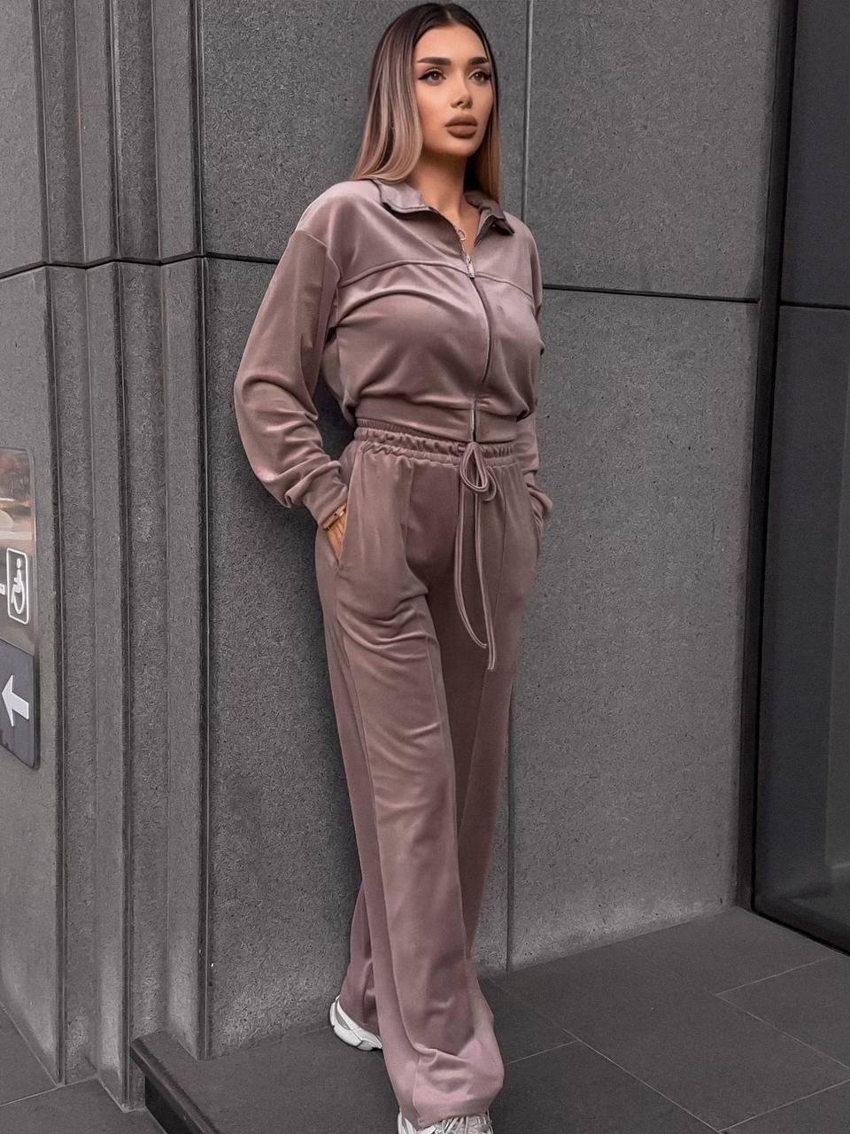 Велюровый костюм
Трендовий велюровий костюм двійка: 
•кофта з стойкою, з спущеним  рукавом, з кокеткою обробленою строчкою, на дорогий змійці, пояс на манжеті;
•брюки розширені, з високою посадкою, з кишенями, з стрілками, пояс на простроченій резинці з завʼязкою
Артикул: GARNA-973836
