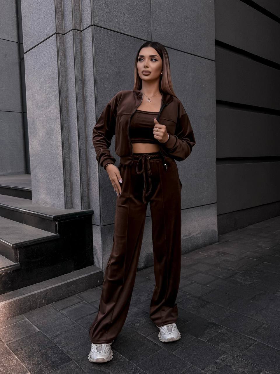 Велюровый костюм
Трендовий велюровий костюм двійка: 
•кофта з стойкою, з спущеним  рукавом, з кокеткою обробленою строчкою, на дорогий змійці, пояс на манжеті;
•брюки розширені, з високою посадкою, з кишенями, з стрілками, пояс на простроченій резинці з завʼязкою
Артикул: GARNA-684314