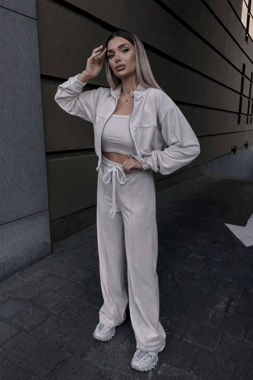 Велюровый костюм
Трендовий велюровий костюм двійка: 
•кофта з стойкою, з спущеним  рукавом, з кокеткою обробленою строчкою, на дорогий змійці, пояс на манжеті;
•брюки розширені, з високою посадкою, з кишенями, з стрілками, пояс на простроченій резинці з завʼязкою
Артикул: GARNA-787944