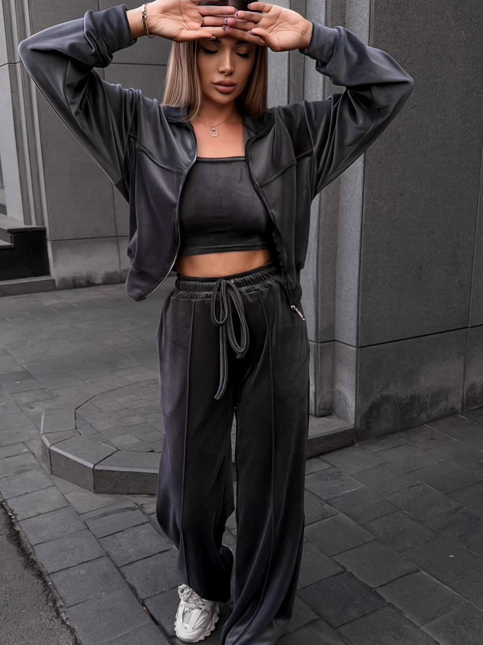 Велюровый костюм
Трендовий велюровий костюм двійка: 
•кофта з стойкою, з спущеним  рукавом, з кокеткою обробленою строчкою, на дорогий змійці, пояс на манжеті;
•брюки розширені, з високою посадкою, з кишенями, з стрілками, пояс на простроченій резинці з завʼязкою
Артикул: GARNA-268207