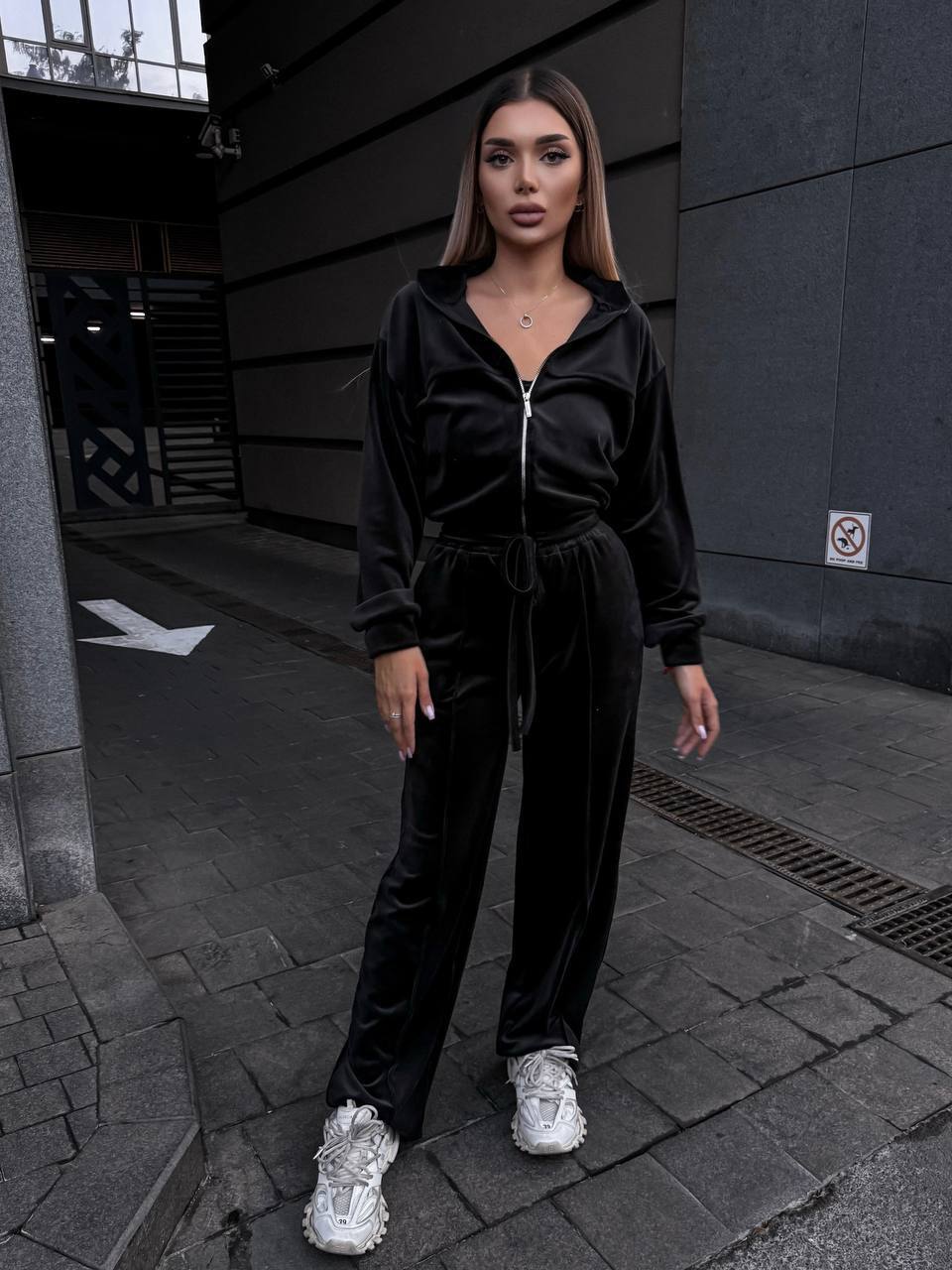 Велюровый костюм
Трендовий велюровий костюм двійка: 
•кофта з стойкою, з спущеним  рукавом, з кокеткою обробленою строчкою, на дорогий змійці, пояс на манжеті;
•брюки розширені, з високою посадкою, з кишенями, з стрілками, пояс на простроченій резинці з завʼязкою
Артикул: GARNA-270590