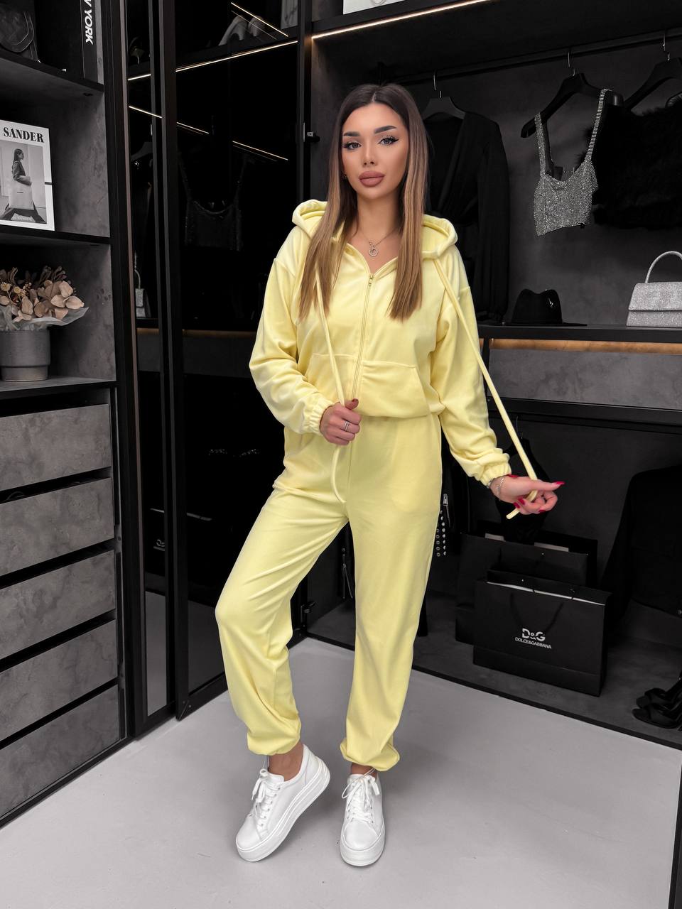 Велюровый костюм
Велюровий плюшевий костюм двійка :
дуже приємний та м‘який;
кофта з капюшоном, з завʼязкою, карманом, на змійці, низ на резинці; 
штани з кишенями, низ регулюється затяжками;
талія на простроченій резинц
Артикул: GARNA-189058