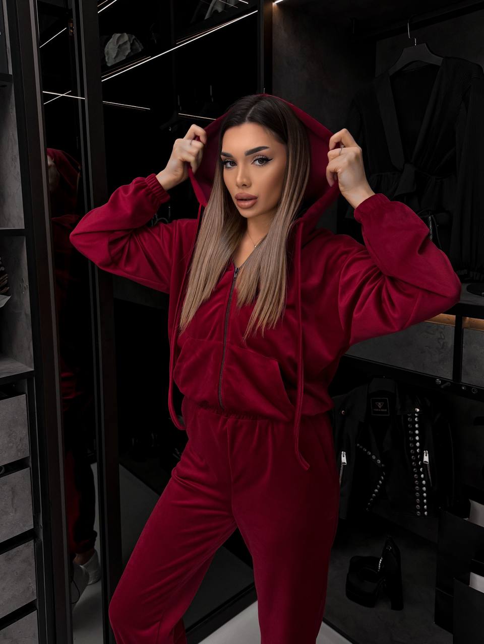 Велюровый костюм
Велюровий плюшевий костюм двійка :
дуже приємний та м‘який;
кофта з капюшоном, з завʼязкою, карманом, на змійці, низ на резинці; 
штани з кишенями, низ регулюється затяжками;
талія на простроченій резинц
Артикул: GARNA-870414