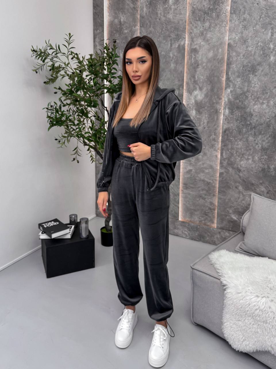 Велюровый костюм
Велюровий плюшевий костюм двійка :
дуже приємний та м‘який;
кофта з капюшоном, з завʼязкою, карманом, на змійці, низ на резинці; 
штани з кишенями, низ регулюється затяжками;
талія на простроченій резинц
Артикул: GARNA-460637