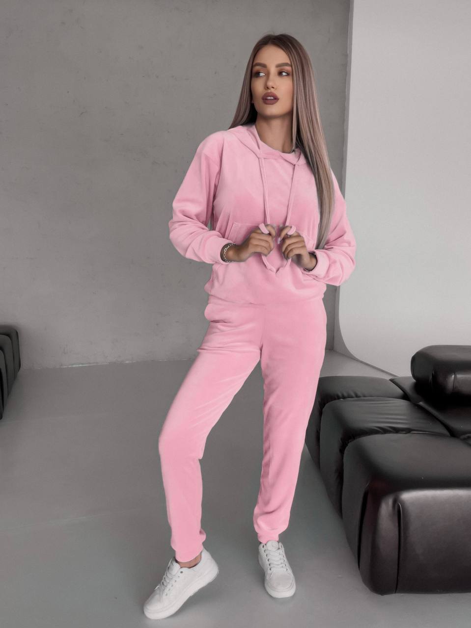 Велюровий костюм
Велюровий базовий костюм :
затішний  та м‘ягенький,
кофта з капюшоном з зав’якою та кишенею кенгуру;
штани з кишенями, пояс на простроченій резинці, по низу манжет
Артикул: GARNA-942210