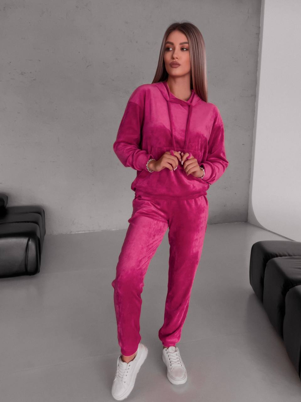 Велюровий костюм
Велюровий базовий костюм :
затішний  та м‘ягенький,
кофта з капюшоном з зав’якою та кишенею кенгуру;
штани з кишенями, пояс на простроченій резинці, по низу манжет
Артикул: GARNA-547538