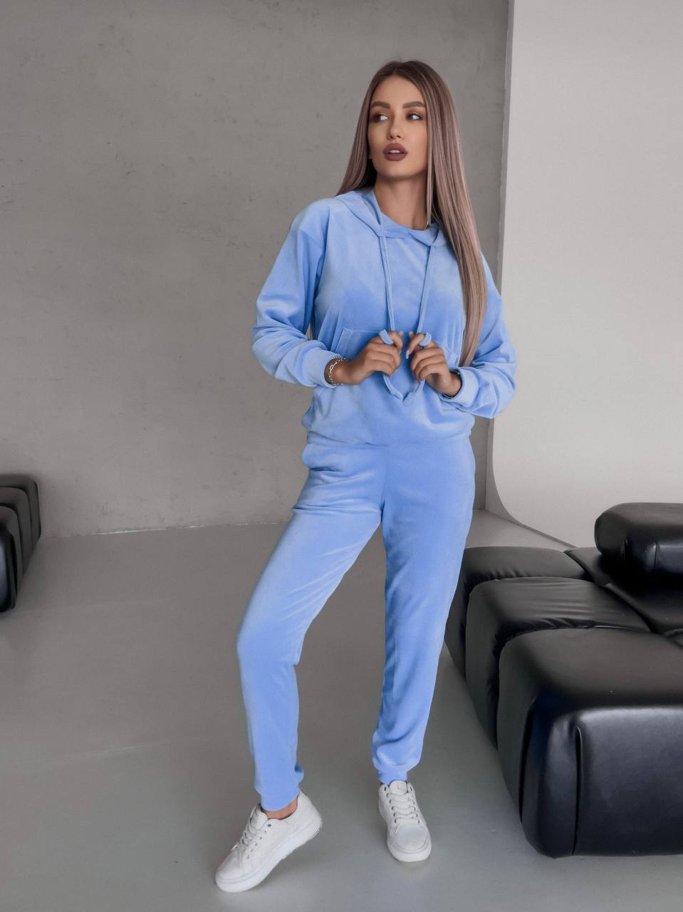 Велюровий костюм
Велюровий базовий костюм :
затішний  та м‘ягенький,
кофта з капюшоном з зав’якою та кишенею кенгуру;
штани з кишенями, пояс на простроченій резинці, по низу манжет
Артикул: GARNA-599578